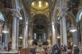 La basilique Santa Maria delle Vigne. L’église actuelle date de la fin du XVIe siècle mais fut profondément modifiée dès le XVIIe siècle sous la responsabilité de l’architecte Daniele Casella (1557-1646) qui remplaça toutes les colonnes, édifia la coupole, assura la réfection de la nef et l’ouverture des fenêtres semi-circulaires. La restauration du XVIIe s. a réduit la différence de hauteur entre les 3 nefs, réalisé une voûte en berceau au-dessus de la nef centrale, remplacé les 8 colonnes par 4 hautes colonnes jumelées, ce qui donne l’impression d’un espace plus grand.