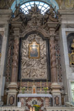 La basilique Santa Maria delle Vigne. Autel des Grecs. La Vierge avec l'Enfant, entourés de trois anges (1465), de Giovanni Mazone. Sculpture, les Ames du purgatoire, entouré des Saints Jean-Baptiste et Roc.