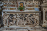 L’Eglise de San Luca. Autel de la Vierge Douloureuse, où du Crucifix. Autel de Daniello Solaro, 1680-1681. La décoration rappelle la Passion à travers le symboles présentés sur le panneau : la bourse de la trahison, la colonne de la flagellation, la couronne d'épine, le coq du reniement de Pierre, la lance avec l'éponge imbibée de vinaigre.
