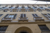 Le palais de Gio. Batta Grimaldi fut édifié en 1610. Il a conservé le système atrium-escalier des palais nobles. Après le doge Pier Francesco Grimaldi (1773-1775), il passa dans les mains des Pratolongo, des Brignole, des Cattaneo di Belforte. Il rests des fresques attribuées à Lorenzo de Ferrari.