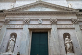 En 1821, la façade principale, de style néoclassique , a finalement été conçue par Carlo Barabino. Sur les côtés du portail d'entrée, des statues en stuc de la Foi , de Nicolò Traverso et del'Esperance , de Bartolomeo Carrea. Sous le tympan se trouvent des bas - reliefs illustrant divers épisodes de la vie de San Siro, inspirés de l’hagiographie traditionnelle du saint.