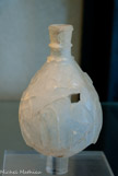 <center>Musée archéologique.</center>  Bouteille avce des décorations gravées en relief. verre soufflé dans un moule.