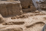 Fouilles du lycée du Rempart. <br> Nécropole du IVe-VIIe siècles. On aperçoit la couche rocheuse du soubassement.