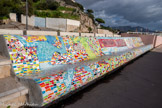 <center>Le banc </center>Depuis 2015, Paola Cervoni, à la tête de l’association Viv’arthe, aidée par 12 000 bén.évoles, habille le banc de mosaïques. Elle fait appel aux écoles, aux associations, aux familles. La création de la mosaïque se fait en atelier, mais ce sont toujours des bénévoles qui posent les fresques sur le banc de béton brut. Des sponsors ou des mécènes permettent la continuation de ce projet, ce qui a permis d'embaucher des jeunes céramistes. Depuis sa création il n'y a pas eu une seule dégradation.