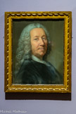 <center>Portrait d'homme en habit bleu</center>Louis-René Vialy
Aix en Provence, 1680 Paris, 1770
Pastel sur papier, vers 1766-1760. <br>
Formé par son père puis dans l'atelier de Hyacinthe Rigaud, Louis René Vialy devient membre de l'Académie de Saint-Luc en 1752. Ses portraits au pastel lui attire une clientèle prestigieuse. Celui-ci, réalisé vers 1750 1760, illustre ses capacités à restituer avec une économie de moyen la ressemblance du modèle. Le visage adouci par une palette d'ocres, le rendu illusionniste du velours de la redingote ou le point de lumière