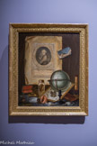 <center>Autoportrait en trompe-l’œil, avec coquillages et objets scientifiques.</center>Étienne Moulinneuf. Marseille 1706 – Marseille, 1789.
Huile sur papier, marouflée sur toile, collée sur panneau de chêne, 1769. Sainte-Menehould, musée d’Art et d’Histoire. Le nom de Moulinneuf reste surtout attaché à la fonction de secrétaire perpétuel de l'Académie de peinture et de sculpture, qu'il occupa pendant plus de trente-cinq ans de 1753 à 1789.
Artiste éclectique, il s'adonna à tous les genres de peinture (paysages, marines, peinture d'histoire ou religieuse, natures mortes et miniatures), comme en témoignent la liste de ses tableaux exposés aux différents Salons de l'Académie.
Cet autoportrait pourrait être celui exécuté pour répondre à l'accusation de tromperie dont il fut victime. On lui reprocha d'avoir fait passer pour un trompe-l'œil une gravure représentant l'Enlèvement d'Europe qu'il aurait simplement collée sur la toile d'une de ses natures mortes. En réalisant une nouvelle œuvre avec son autoportrait peint à la manière d'une gravure, Moulinneuf sauvait son honneur tout en prouvant sa virtuosité.
