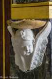 <center></center><center>La chapelle.</center> Support de bénitier.