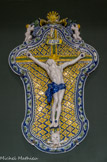 <center></center><center>La chapelle.</center> Le Christ en faïence, issu de la fabrique marseillaise de Joseph Fauchier, faïence décor de grand feu polychrome, date du XVIIIe siècle.