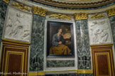 <center></center><center>La chapelle.</center> Quatre bas-reliefs en marbre, du sculpteur français Foucou (1739 – 1815), illustrent des épisodes de la vie de Saint Louis. Le roi y est représenté âgé, portant barbe et couronne. Saint Jérôme.