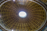<center></center><center>La chapelle.</center> Coupole elliptique à décor de caissons en trompe-l'œil.