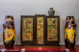 <center></center><center>Chambre dite de Monsieur.</center> Paire de vases. Piani. Saint-Jean-du-désert. Années 1930. Faïence. 
Buffet bas. Signé G. Chrétiens. Palissandre. Décor aux poissons peint.