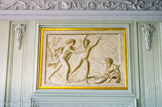 <center></center><center>Grand salon, salle de billard.</center> Apollon et Daphné. En haut des murs, des bouches de fontaine stylisées déversent de l'eau.