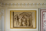 <center></center><center>Chambre d'apparat.</center> La chambre a conservé une grande partie de son décor original : ses gypseries (volutes végétales du plafond et vases antiques en léger relief sur les moulures), ses dessus-de-porte en grisaille et son soubassement de toiles peintes, imitant des boiseries en trompe-l'œil.
