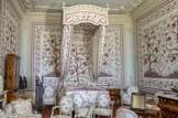 <center></center><center>Chambre d'apparat.</center> La chambre d'apparat, proche de la chapelle, est dotée d'un boudoir et d'une garde-robe. Le décor d'Indiennes, également appelé décor de « Perses », est une version simplifiée du textile original qui présentait deux modèles différents d'arbre de vie. Chaque panneau de la tenture est composé d'un motif central : un arbre de vie aux branches tourmentées et fleuries prenant naissance sur un petit tertre ou rocher à motif d'écailles, d'une grande et petite bordure à décor fleuri composant l'alentour à la manière d'un tapis. Le nombre conséquent de sièges rappelle qu'à l'époque, on avait coutume de recevoir dans sa chambre. On y voit des cabriolets et bergères à dossier arrondi, deux coins de feu, sièges de forme atypique à dossier ovale et ceinture légèrement concave, et un petit canapé droit.