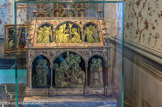 <center></center><center>Le boudoir.</center> Annonciation, Descente de Croix, Chérubins. Verres églomisé, bois. Début du XXe siècle.
À partir de l'époque médiévale, la peinture sous verre est utilisée à des fins religieuses : objets liturgiques, décor mural d'églises ou ornementation de retables. La technique fréquemment retenue est alors celle du verre églomisé : une feuille de métal est collée à même le verre, gravée pour suggérer le dessin et les modelés, puis recouverte d'une couche picturale opaque.