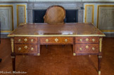 <center></center><center>La bibliothèque.</center> Le bureau de Louis Joseph Denis Borély avec son fauteuil tournant , estampillé Lebrund, privilégié du roy, date du XVIIIe siècle. Les tiroirs sont en palissandre massif. C'est un bel exemple de marqueterie en bois de violette et incrustation de buis. Le siège est en noyer et possède une assise tournante. Il s'agit de modèles apparus au XVIIIe siècle.