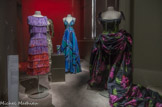 <center></center><center>Couloir de la mode.</center> Veste, pantalon et écharpe, Paco Rabanne, été 1996, mousseline de soie brodée, polymère imprimé léopard, pastilles de cuivre.
 Robe combinaison, Emilio Pucci, vers 1970, organza imprimé et brodé de strass. 
Vase, Emilio Pucci pour Rosenthal, 1968, porcelaine. 
Robe frangée, Yves Saint-Laurent, été 1969, mousseline de soie imprimée.