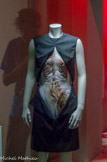 <center></center><center>Couloir de la mode.</center> Robe trois-trous, Ballu, automne hiver 1998 – 1999. Gabardine, organza, transfert à l'encre. Par un système de fentes ouvertes et rabattues, cette robe exhibe une vision en trompe-l'œil de corps écorché, appliqué par la technique du transfert.