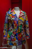 <center></center><center>Couloir de la mode.</center> Veste croisée, Franck Sorbier, automne hiver 1990 – 1991. Feutrine, remploi d'éléments de packaging imprimé.