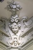 <center></center><center>Chambre de Madame.</center> Dans les angles, les saisons. Ici on a la représentation du printemps avec une couronne de fleurs.