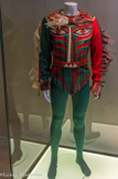 <center></center><center>Couloir de la mode.</center> Pourpoint de soliste vert et rouge, tête de loup ornée de frange de crin blanc et rose.
Porté par le soliste Denys Gagio.
Ballet le loup. Création 1953, Paris. Repris par le ballet national de Marseille en 1973. Chorégraphie Roland Petit. Décors et costumes Jean Carzou