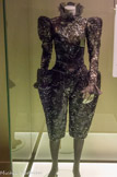 <center></center><center>Couloir de la mode.</center> Costume de clown en taffetas et dentelle rebrodée de perles et sequins. Porté par la soliste Zizi Jeanmaire. Soie, verre, métal. Ballet La Belle au Bois Dormant, création 1990, Marseille. Chorégraphie, Roland Petit. Décors, Roberto Plate. Costumes, Luisa Spinatelli.