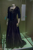 <center></center><center>Couloir de la mode.</center> Robe en pièces de velours avec une fleur au décolleté. Soie, crin. Ballet Proust ou Les Intermittences du Cœur. Création 1974, Monte-Carlo. Création mondiale du ballet de Marseille. Chorégraphie, Roland Petit. Décors, René Allio. Costumes, Christine Laurent.