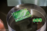<center>Le jade</center>Boîte à pilule à motifs floraux, 1926. Jade et pierres T. Falcone. 
Boîte à cigarettes. 1928. Jade, malachite.
La société Van Cleef & Arpels naît en 1896. Une première boutique ouvre en 1906, place Vendôme, à Paris.
Parmi les créateurs qui ont dessiné des projets, René Sim Lacaze, Vladimir Makowsky travaillent sous la direction de Renée Rachel Puissant, fille d’Esther Arpels et d’Alfred Van Cleef, qui a pris la direction artistique de la maison en 1926. L’Exposition Internationale des Arts Décoratifs et Industriels Modernes, qui a eu lieu à Paris en 1925, marque l’apogée de la première époque Art Déco. Son but est d’établir la prééminence du goût et du luxe français ainsi que d’aider à définir le répertoire Art Déco formel. Les vitrines françaises dominent alors l’exposition et Paris est alors présentée comme la ville la plus à la mode. Cette exposition a eu un impact immédiat et international pour la maison Van Cleef & Arpels.
La société s’intéresse à l’Extrême-orient, en particulier à la Chine, puisqu’en 1923, elle crée le Nécessaire au dragon, serti de pierres précieuses : saphirs, rubis, diamants et émeraudes.
Le jade deviendra un des matériaux de prédilection de la Maison.