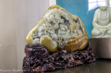 <center>Le jade</center>Guanyin au paysage de montagne (époque moderne). La couleur du jade, que l'Occident limite bien arbitrairement au vert, celui de la jadéite, est aux antipodes de la diversité qui existe en Asie. La couleur la plus appréciée en Chine pour le jade est le blanc laiteux dit aussi « gras de mouton » (yangzhi). L'inclination pour cette couleur est révélatrice d'un certain état d'esprit. La blancheur est en effet un signe tangible d'appartenance à une classe sociale privilégiée et raffinée.