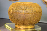 <center>Le jade</center>Dès la dynastie Shang (XVIe s. - XIe s. avant notre ère) les Chinois commencent à extraire de l’or dans les régions du Sud de la Huai, au Sud du fleuve Yangzi.
L’or n’a jamais bénéficié en Chine de la vénération dont il était l’objet en Occident, au contraire du jade, matériau venant d’au-delà des frontières de la Chine propre.
L’or est apprécié à partir de la dynastie des Zhou (1100-256 av. notre ère) mais reste encore confiné dans le secret des demeures impériales.
Ce métal n’a été utilisé que pour la frappe des monnaies à partir de 1825. Les lingots d’argent ont toujours été l’instrument traditionnel des échanges commerciaux. L’argent, baiyin, provient des veines découvertes dans des régions montagneuses de Chine, notamment les montagnes Liang au Sichuan et dans la province du Yunnan.