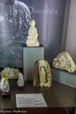 <center>Le jade</center>En haut, Guanyin tenant un sceptre de pouvoir de type ruyi. Au pied et au fond, à gauche, Guanyin (XXe s.) Au fond, à droite, Guanyin au paysage de montagne (XXe s.). Le bouddhisme, le taoïsme se sont développés plusieurs siècles avant notre ère. L’un vient de l’Inde et adapte à la demande chinoise, plusieurs des divinités d’un panthéon complexe, en particulier Guanyin qui aide et console, présente dans les temples, dans des grottes où l’on va l’implorer, ou encore les Bouddhas, comme Amida. Ces divinités prônent un bonheur accessible à tous. L’époque contemporaine est encore très fidèle à ces divinités populaires qui sont l’objet d’une dévotion fervente.