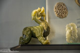 <center>Le jade</center>LE DRAGON, LE PHÉNIX ET LA CHIMÈRE. 
La symbolique des animaux est très importante en Chine. Animal mythique entre tous, le dragon est le symbole de l’empereur et incarne la puissance et la sagesse du chef. Le dragon vit sur la terre, dans l’eau, dans les airs. Ili a des ailes, des écailles, souvent des cornes. Comme le phénix et la chimère, il apporte le bonheur à tous.
Eléments de parure, ornements de vêtements, pendentifs et porte-bonheur, les jades ont aussi été retrouvés dans un contexte funéraire. Ils appartenaient alors au mobilier du défunt.