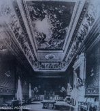 <center>La chambre de commerce.</center>Le motif central du plafond représentait 1’Apothéose des Grands Hommes de la Provence Deux médaillons sur fond d'or l'encadrant figuraient l'Industrie et le Commerce. Sur la frise qui faisait le tour du Salon d'Honneur, longue de près de 50 mètres, Magaud développa quelques-uns des principaux faits de l'Histoire maritime, commerciale, industrielle et culturelle de Marseille, depuis sa fondation en 600 avant notre ère jusqu'à la décision de la création du Canal de Suez en 1854. L'ensemble pictural ne fut achevé qu'en mai 1875.