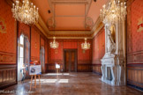 <center>La Chambre de Commerce</center>Le Salon d'honneur était destiné à l’accueil des hôtes de marque. Sa décoration, pensée dans un style Second Empire finissant, développait un faste en accord avec l'importance de la plus ancienne des Chambres de Commerce et la puissance du premier port de France. Elle fut confiée à l’architecte Nolau.
Ses vastes proportions (18 mètres de long, 8 de large, 10 de haut) devaient contribuer à la solennité des manifestations qui s'y donneraient. La décoration du plafond avait été confiée au peintre Dominique Magaud en 1866. Il réalisa une œuvre intitulée « L’Apothéose des grands hommes de la Provence », jugée comme l'une des plus belles exécutées par celui qui allait devenir le directeur de l'Ecole des Beaux-Arts de Marseille. Les travaux accessoires de dorure et de peinture décorative avaient été réalisés par Coulange-Lautrec, architecte de formation, à qui l'on devait par ailleurs les cartons des armoiries tissées. Malheureusement, dans les combats pour la Libération d'août 1944, le Palais de la Bourse fut canonné. La rupture d'une canalisation d'eau endommageant irrémédiablement le plafond, une couche de peinture rosée unie allait remplacer « L’Apothéose »...