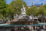 <center>Fontaine des Danaïdes.</center>  Le point de départ de ce monument est un plâtre de Jean Hughes exposé au Salon des artistes français de 1903. L'iconographie présente le destin des cinquante filles du roi Danaos condamnées à remplir un tonneau sans fond pour expier le meurtre de leur époux au cours de leur nuit de noce. Le plâtre est acheté à part égale par l'Etat et la Municipalité en novembre 1904. Le groupe sculpté est achevé en 1907.