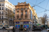 Hôtel de Figaro. La rue Noailles est créée en même temps que la rue Canebière, en 1666. Située entre le cours Saint-Louis et la porte des remparts, elle est habitée par des grandes familles qui lui donnent ainsi son premier nom, rue des Nobles. Le constructeur de galères, Jean-Baptiste Chabert, y construit un hôtel particulier qu'il loue à Jacques de Noailles, lieutenant des galères. Son nom reste attaché à la rue, à la place qui la prolonge et à la porte des remparts. En 1859, le conseil municipal vote l'élargissement de la rue qui passe de 8 mètres à 30 mètres. Pour le permettre, les belles demeures des nobles ayant donné son premier nom à la rue, sont détruites, sauf celle de la maison Figaro.