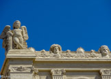 <center>La chambre de commerce</center> Aux angles de l’avant-corps sont placées deux antéfixes représentant la force et la paix.