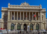 <center>La chambre de commerce</center>  Fondée en 1599, la chambre de commerce de Marseille et la plus ancienne de France. Elle siégeait à l'origine dans une loggia, vers l'actuelle rue de la loge, puis fut transférée au rez-de-chaussée de la mairie. Devant l'insuffisance de ses locaux, la Chambre de commerce décidait le 18 juillet 1834 la construction d’une nouvelle Bourse plus vaste et plus conforme au rayonnement du commerce marseillais.
Après la révolution de février 1848, le projet fut de nouveau étudié et, sur proposition du préfet, une commission d'étude fut constituée par arrêté préfectoral du 15 mars 1850. Cette commission propose de placer l’édifice en alignement de la Canebière et en face de la place de la république, ancienne place royale. A cet emplacement, depuis 1667, se trouvait l'hôtel du Parc, dû à Henry Gérard de Benat.