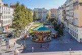 <center>Place de la Bourse </center> Cette place portera douze noms différents : au XVIIIe, ce sera place de la Paille et depuis 1970, place de Gaulle, en passant par place de la Révolution, place Impériale, place Royale, place de la République suivant les régimes, et place de la Bourse de 1870 à 1970, nom qu'utilisent encore les Marseillais. Pendant la Révolution, c'est là où se dressait la guillotine.