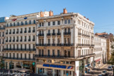 Cette maison d'angle fut rebâtie en 1864 par l'architecte Auguste Martin. Le rez de chaussée fut occupé par le Grand Café Glacier en 1866, puis l'agence d'Air France en 1962, et aujourd'hui par un magasin Hema.