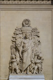 <center>La chambre de commerce</center>  En dessous, l'allégorie du commerce sculptée par Eugène Guillaume.