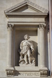 <center>La chambre de commerce</center>  De chaque côté de l’avant-corps sur les ailes aveugles sont sculptés par Auguste Ottin dans des niches encadrées de pilastres que surmonte un fronton triangulaire, les deux navigateurs phocéens Euthymènes et Pythéas.
Euthymènes est un navigateur et explorateur Massaliote vivant au Ve siècle av. J.-C. Partant explorer les côtes au-delà des colonnes d'Hercules, il longe les côtes de l'Afrique jusqu'à l'embouchure d'un grand fleuve qu'il nomme Chrémétés, probablement le Sénégal ou le Niger.