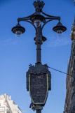 Venu en visite officielle à Marseille pour déposer une gerbe au monument aux morts d'Orient, le roi de Yougoslavie Alexandre Ier est victime d'un attentat alors qu'il remonte la Canebière, en compagnie du ministre français des Affaires étrangères, Louis Barthou. Déjà menacé dans son pays, il est en effet, le 9 octobre 1934, la cible des Oustachis, nationalistes croates entraînés en Hongrie et soutenus par Mussolini. Le meurtrier, Velitcho Kerim, est achevé sur place de plusieurs coups de sabre, tandis que le roi, porté à la Préfecture, succombe à ses blessures. Louis Barthou, grièvement atteint, meurt quelques heures plus tard.