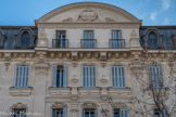 Tout en haut, le fronton cintré porte les initiales du propriétaire.
