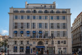 Entre la rue Beauvau et la place de Gaulle, cet immeuble de six étages et de neuf travées fut bâti par Antoine-Guillaume de Paul dont la fille épousa, en 1804, Balthazar de Pontevès. A l'étage, sous Louis-Philippe, se trouvait l'administration des paquebots-postes, d'où les bas-reliefs représentant des ancres. Au rez-de-chaussée se trouvait le Café de la Bourse, ouvert en 1884. Il prit ensuite le nom de Grand Café du Louvre. En 1942, M Albert Tyran y installe son enseigne Optique Canebière.
