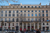 Au 32-34, se trouvait le Café de la Cascade, puis, en 1901, la Brasserie Universelle, remplacée par le restaurant Novelty, et en 1920, le Café Oriental.<br>
Au 36-38, se trouvait le Café de France en 1854. En 1928, il fut détruit par un incendie. Deux salles de cinéma s'ouvrirent en 1938 et 1940, le Cinévog et le Phocéac, qui fermérent leurs portes en 1961, remplacés par un Baze, puis un monoprix.
