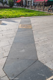 <center>Place de la Bourse </center> Trace des anciens remparts.