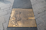 <center>Place de la Bourse </center> A cet emplacement se trouvait le mur de contrescape du fossé. Il est construit en même temps que le rempart du XIIIe s. Il est bordé au nord par la via Callata, ancêtre de la rue Paradis, et au sud par les maisons du bourg de la Calade. Le fossé est comblé sous Louis XIV lors de l'agrandissement de la ville. Sur son emprise se développe progressivement la place de la Bourse.