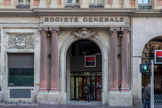 Son portail est encadré par quatre colonnes cannelées.