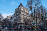 Les allées de Meilhan et le cours des Capucines (allées Gambette) furent reliées en 1793 par le boulevard Dugommier. Dans cet immeuble édifié en 1864, s'installa le magasin Félix Potin en 1902, où il fut remplacé par Dewachter. En 1954, une agence de la BNCI vint prendre sa place, remplacée, en 1967, par la BNP-Paribas.
